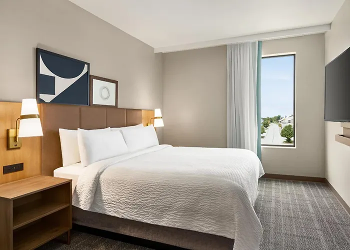 Hotel Staybridge Airport By Ihg 3*
