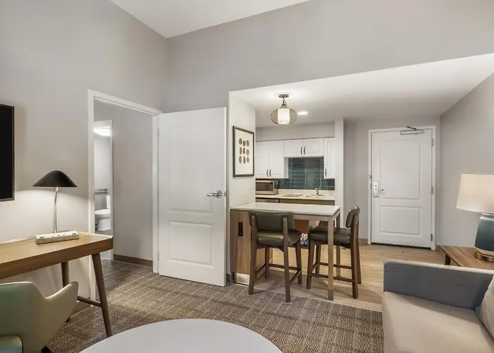 Hotel Staybridge Airport By Ihg